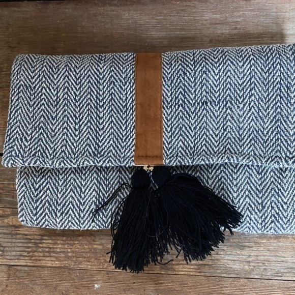 The Royal Standard Tassel Jute Clutch - Picture 5 of 6